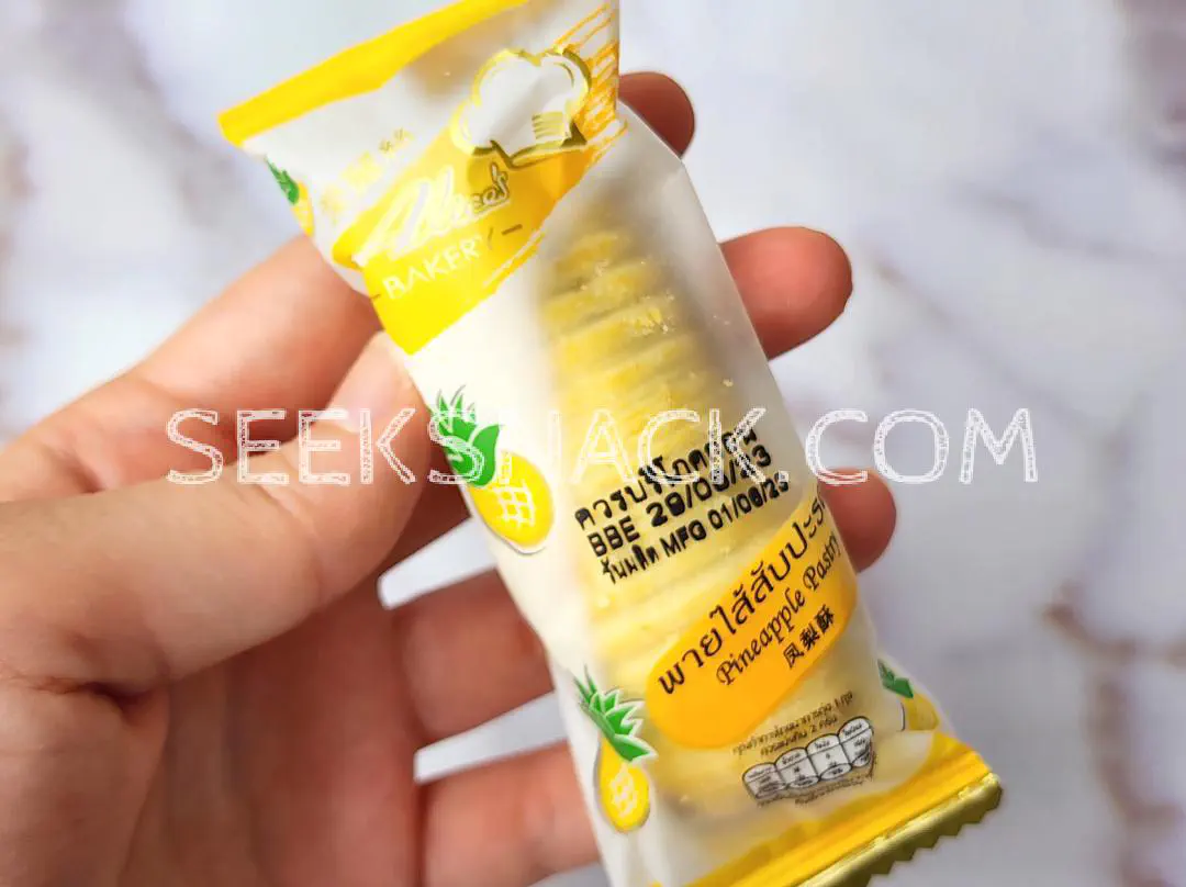 บรรจุภัณฑ์ของอลิซพายไส้สับปะรด ขนมแต่ละชิ้นจะถูกห่อแยกกันในรูปแบบหนึ่งชิ้นต่อแพ็ค