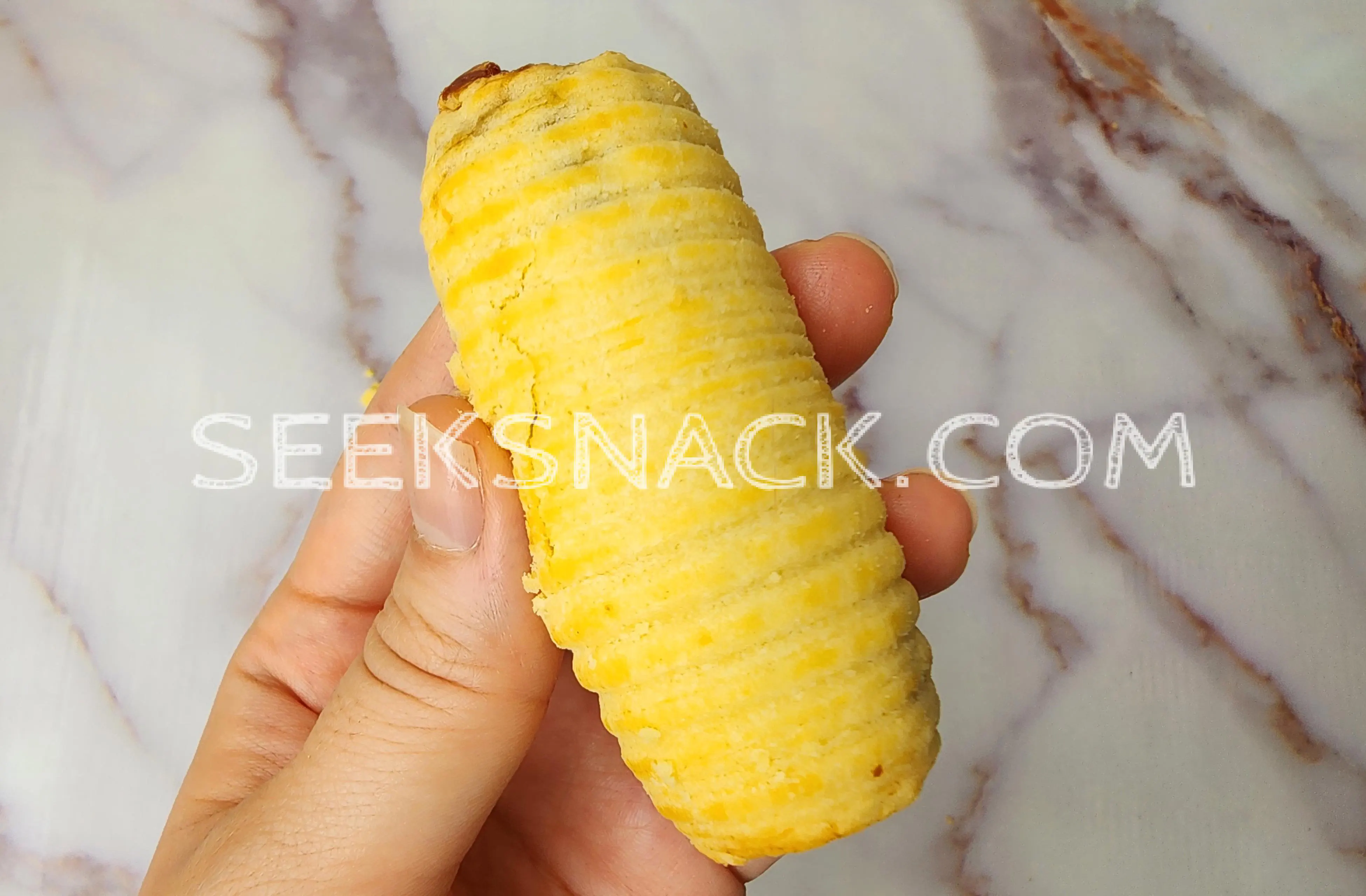 รูปร่างของอลิซพายไส้สับปะรด มีลักษณะคล้ายหนอนตัวกลม