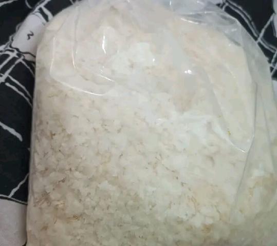 เกล็ดมันฝรั่งแห้งในถุงพลาสติกใส