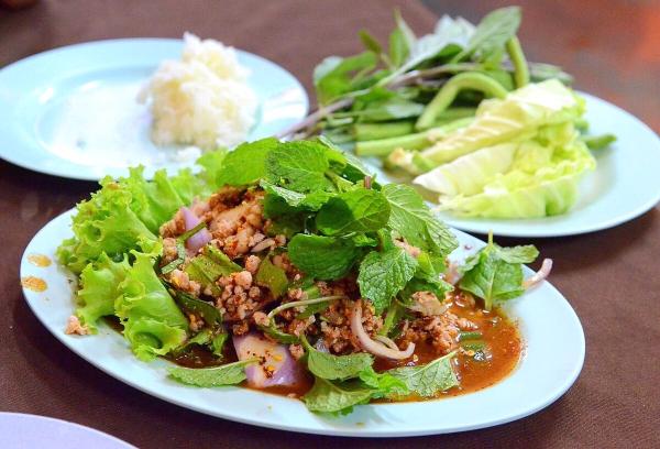 ลาบหมูอีสานกับสะระแหน่และผักเคียง