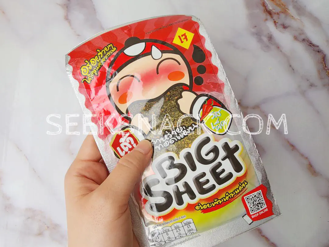 Packaging Taokaenoi - Crispy Seaweed Big Sheet Spicy Flavour on hand