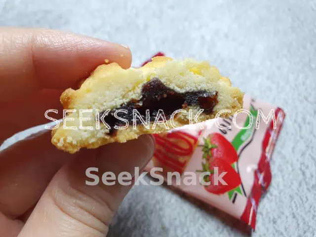 Denma filled cookie with fruits - Strawberry