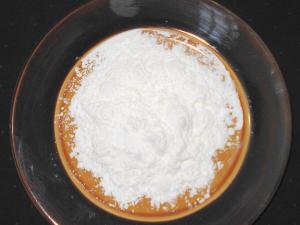 สตาร์ชข้าวโพดสีขาวในจาน